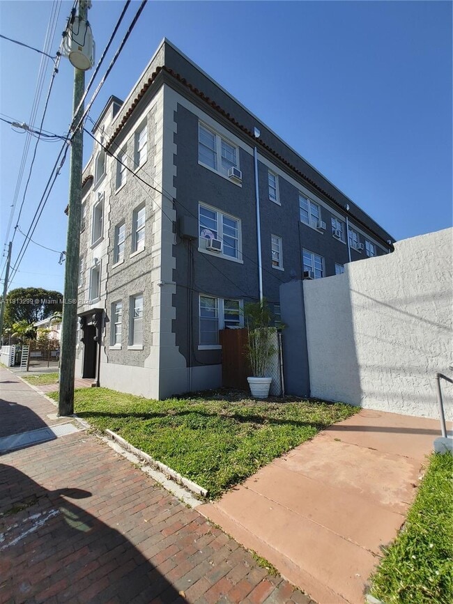 Photo - 1629 SW 6th St Unit 13