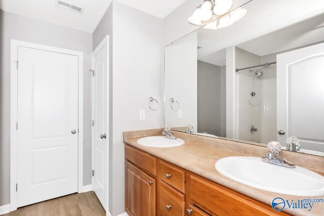 Photo - 126 Herrick Dr SW