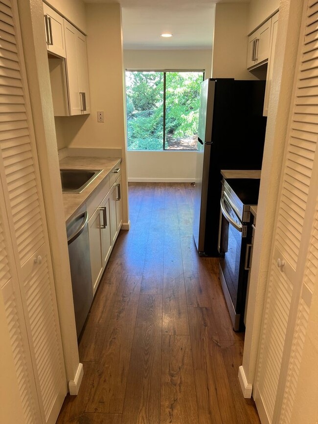 Building Photo - Newly renovated 2 bed x 1 bath on top floor in Kirkland!