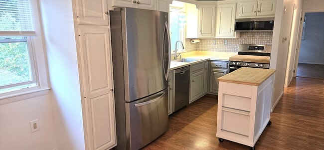 Building Photo - 8 Suzanne Dr