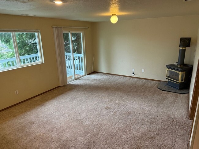 Photo - 3 Bedroom + 2 Bath +Family Room Tri-Level Lynnwood $2950 per Month