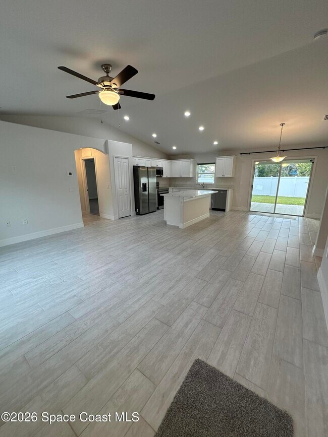 Photo - 650 Rockinghorse Rd