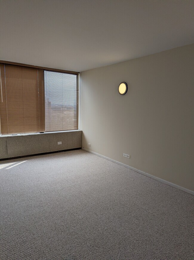 Photo - 3930 N Pine Grove Ave Unidad #1704