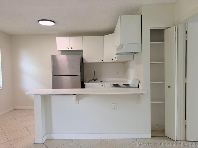 Building Photo - 5174 NE 6th Ave Unit 526