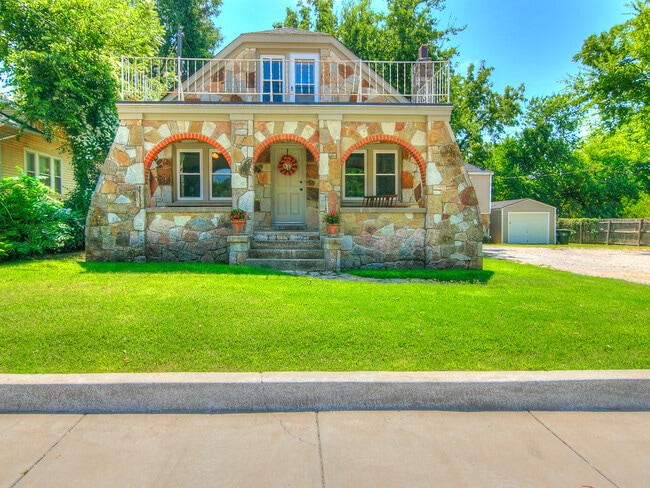 Photo - 734 E Boyd St