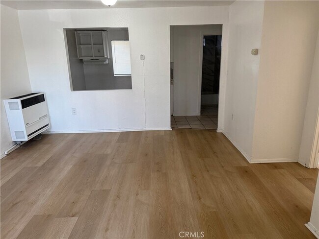 1124 E 40th Pl