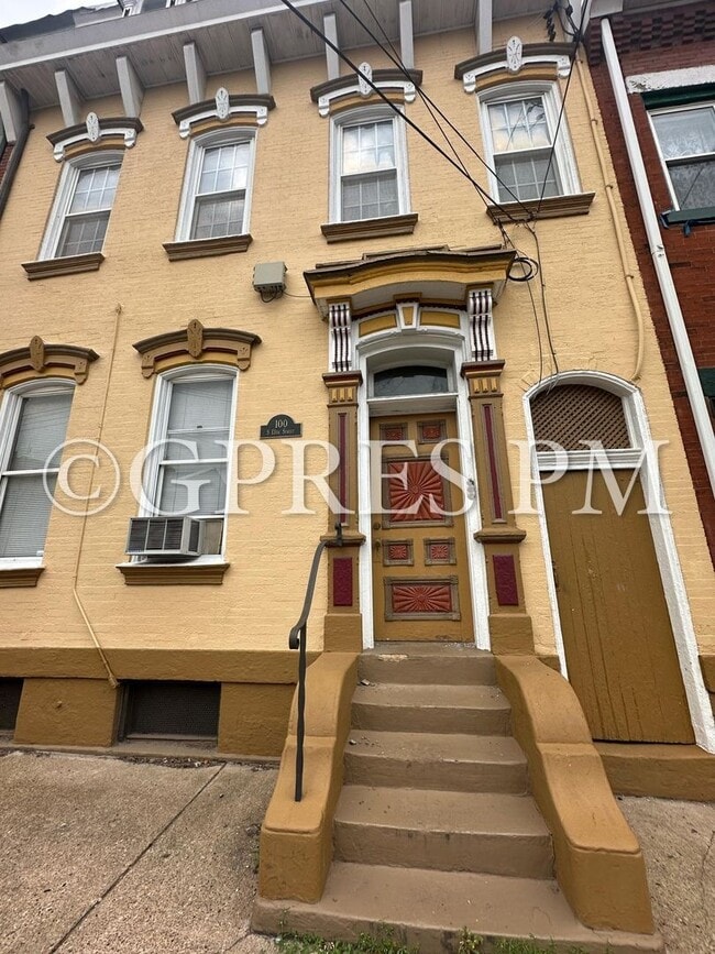 Building Photo - 100 S 13th St Unit 2nd Flr.