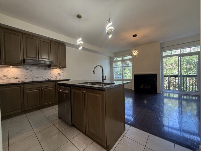 Photo - 4-5710 Long Valley Rd Mississauga ON L5M 0M1