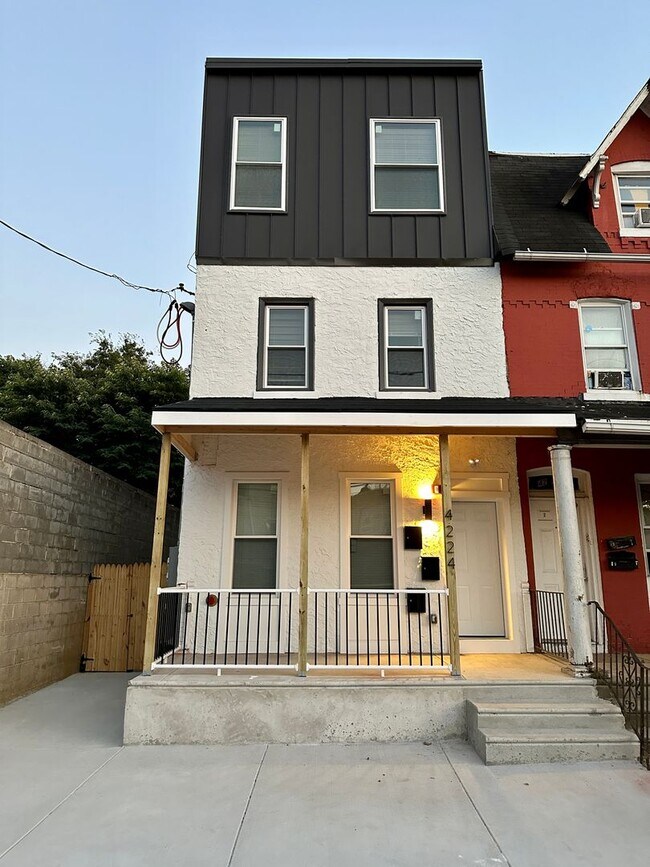 Building Photo - 4224 Brown St Unit 4224 Brown St 2nd Fl