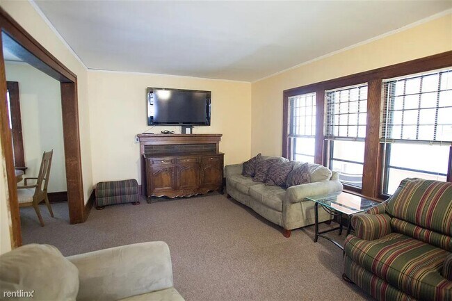 Photo - 910 Dewey Ave