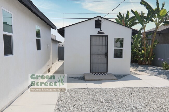 Building Photo - 3851 Menlo Ave Rental