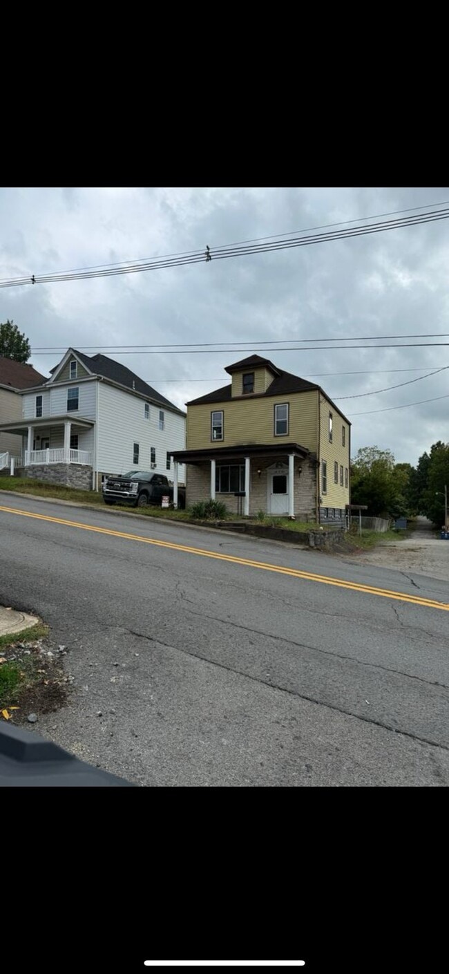 Building Photo - 604 7th St