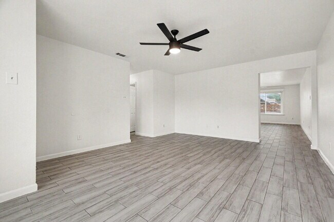 "Charming 3-Bedroom Retreat- Creek Crossing Estate, Mesquite TX"