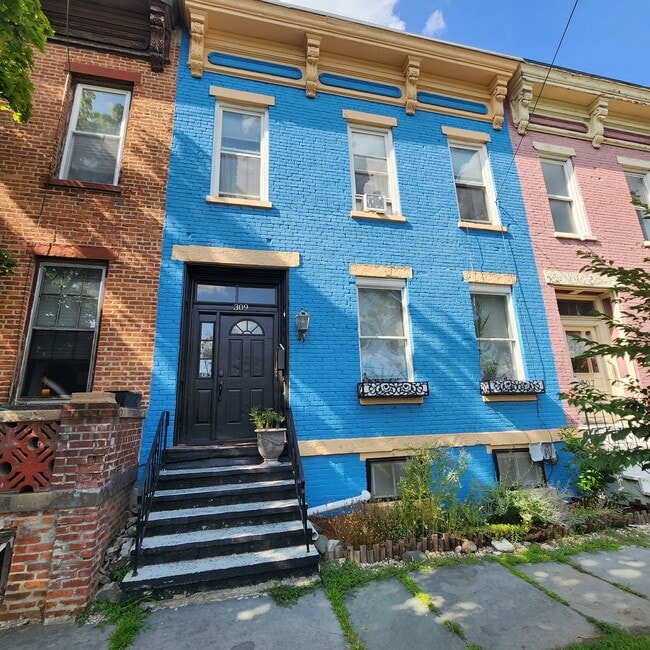 Building Photo - 309 23rd St Unit 309 23rd St Watervliet NY