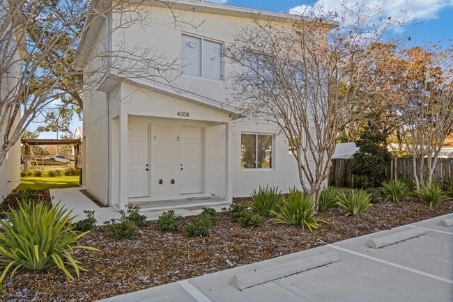 Building Photo - 4208 N Manhattan Ave Unit 2