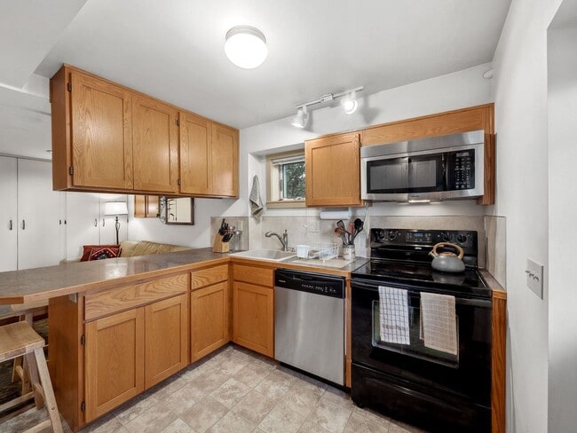 Photo - Super Sweet Cottage Living, Centrally Loca...