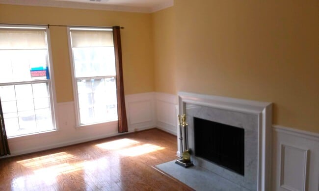 Bright Living Area on MD Ave. - 236 Maryland Ave NE Unit Luxurious Cap Hill 1 BDRM
