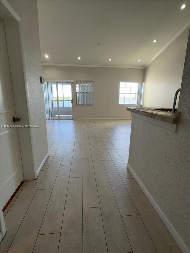 Building Photo - 2831 N Oakland Forest Dr Unit 304