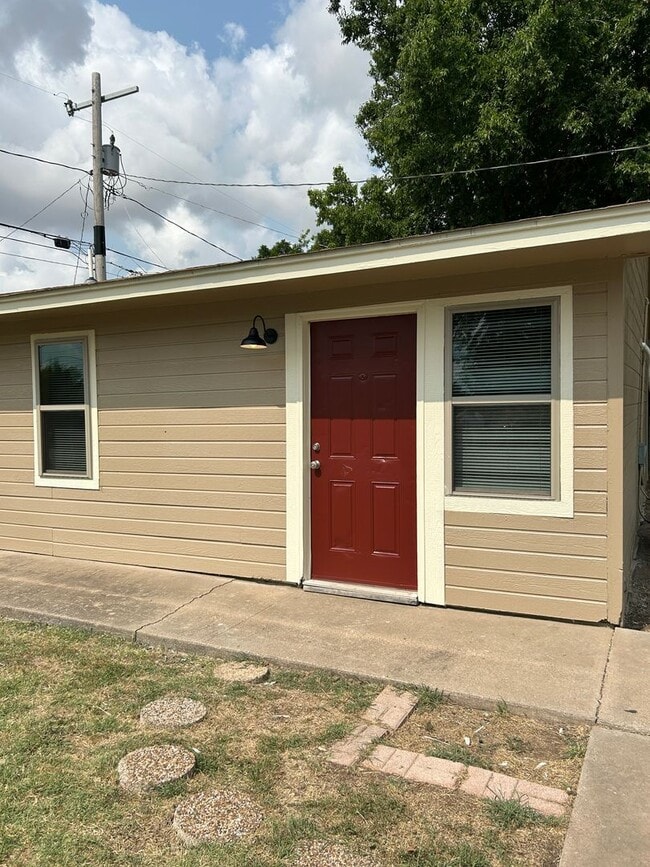 Building Photo - 6202 1/2 NW Elm Ave. Unit A