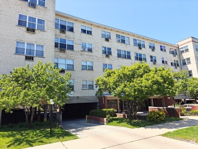 Building Photo - 6040 N Troy St Unit 410 Rental