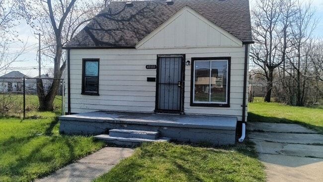 Building Photo - 4 bed/1bath bungalow! Now Available! $1250/mo