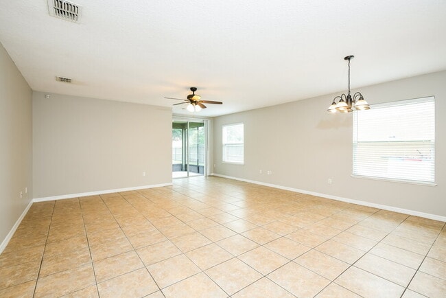 Photo - 220 Daigledog St