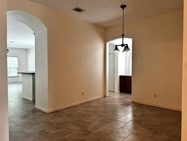 Photo - 304 Valona Loop