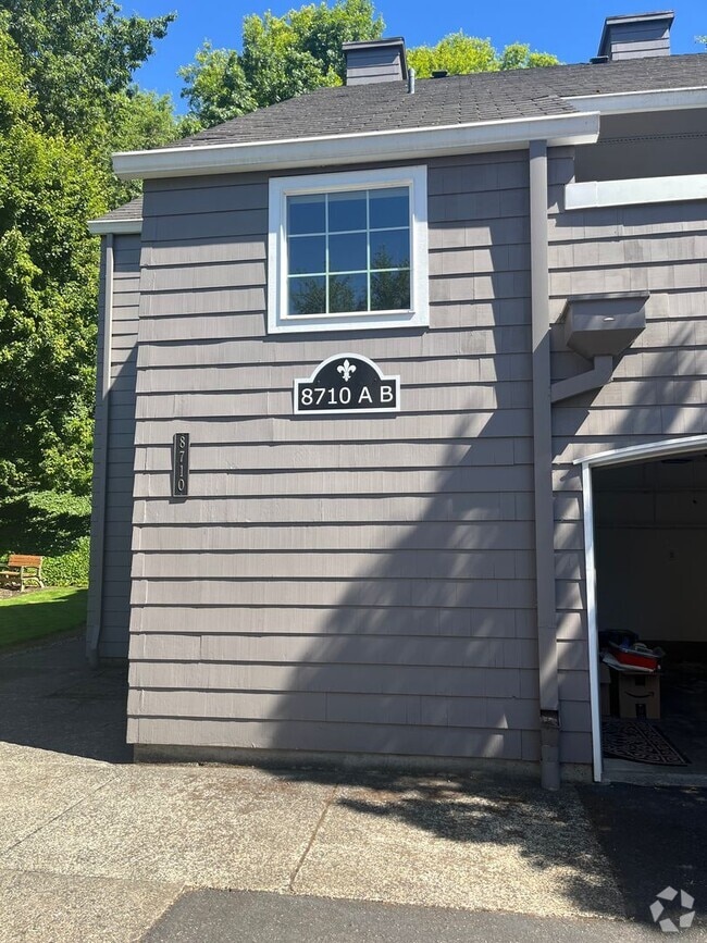 Building Photo - Charbonneau Area- Spacious upstairs Unit A Rental