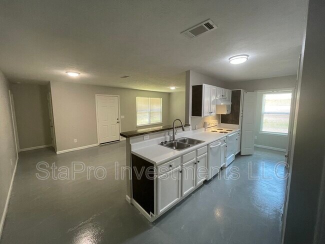 Photo - 158 Village Pl