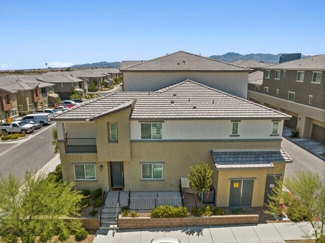 Building Photo - Beautiful 3 BR 2.5 BA Townhouse built in 2...