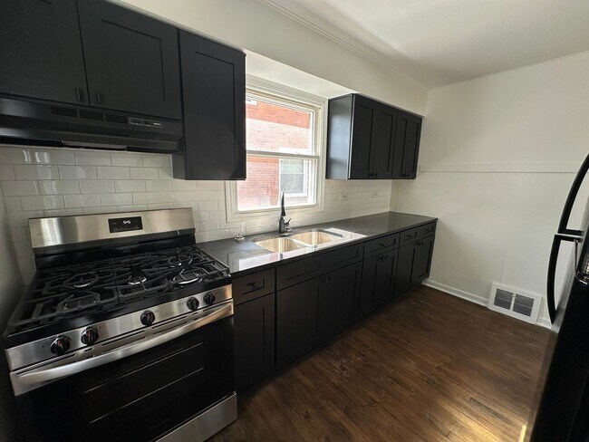 Photo - Beautiful 4 bedroom house in great Dolton ...