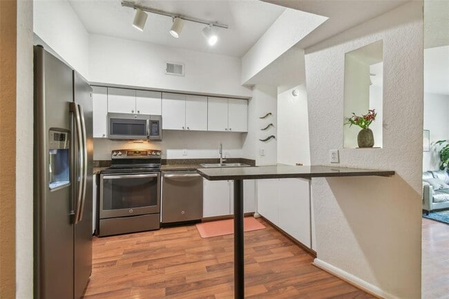 Photo - 2440 W Horatio St Unidad 1031