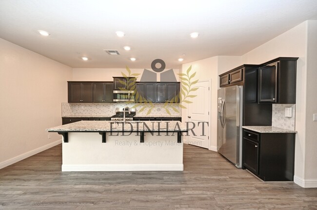 Photo - 661 Blue Oak Lane W