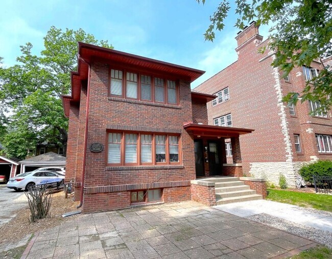 Building Photo - 110-112 N Breese Terrace Unit 110 N Breese Rental