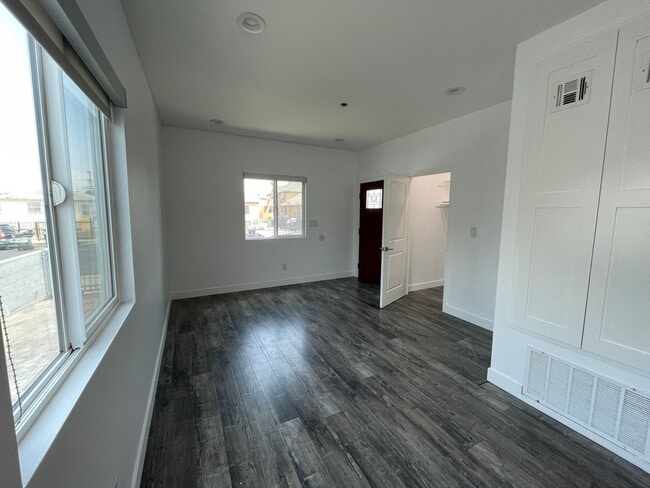Photo - 626 W 76th St Unit 626 W 76th St