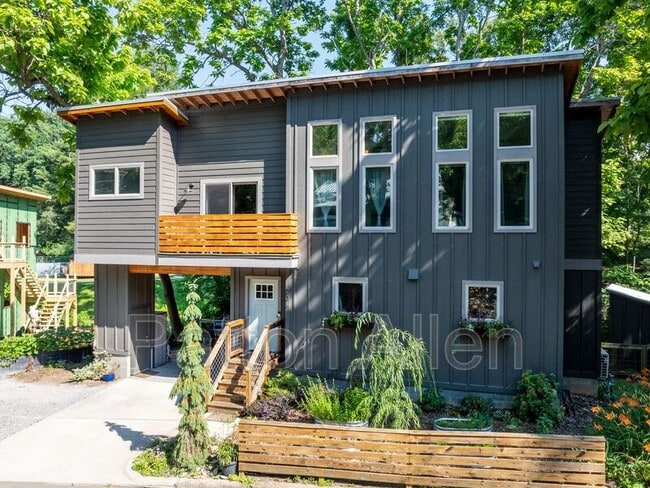 Building Photo - 206 Waynesville Ave