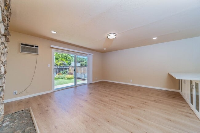 Photo - 877 Miller Ave