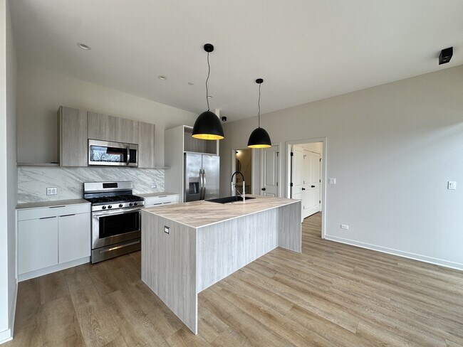 Photo - 3207 N Narragansett Ave Unit 103