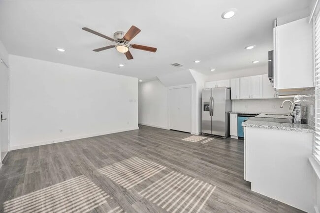 Photo - 7811 Laura Koppe Rd