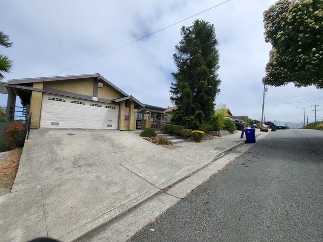 Photo - 5215 Bayview Ave