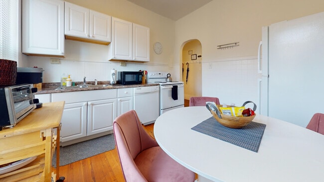 Building Photo - 631 Washington St Unit 3