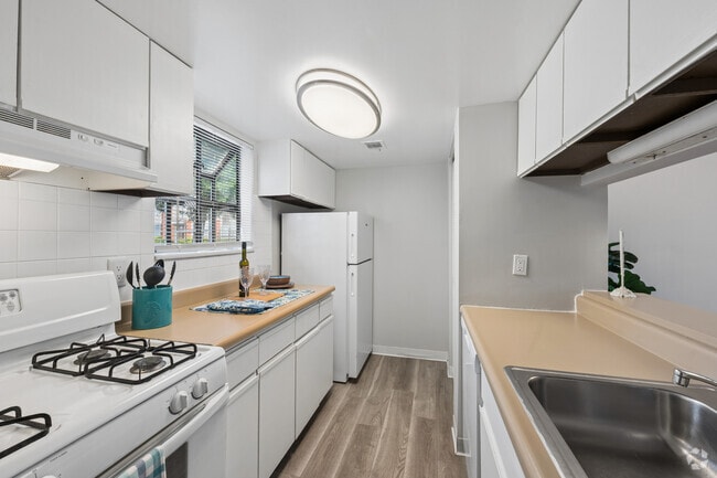2BR, 1.5BA Townhouse - 1,026SF - Kitchen
