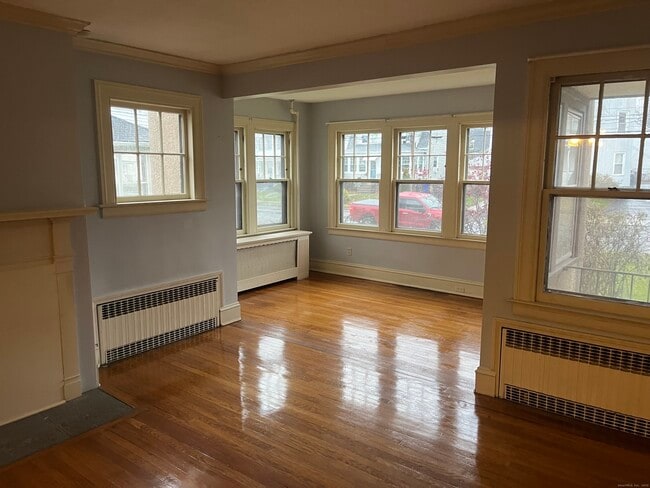 Photo - 52 Quaker Ln S