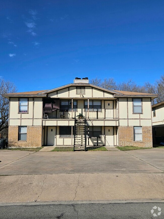 Building Photo - 2001 Cedarhill Dr Unit 1 Rental