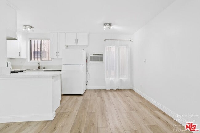 Photo - 6640 Woodman Ave Unit 2