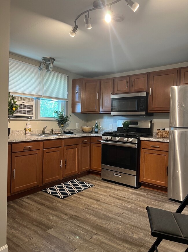 Photo - 629 Clinton St