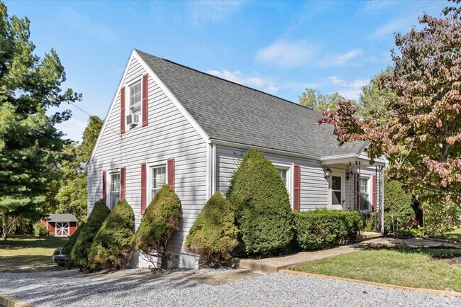 Building Photo - Great 3 Bedroom Cape in Staunton Ready NOW! Rental