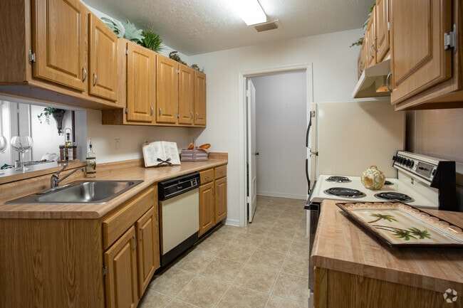 2BR, 2BA - 1,000SF