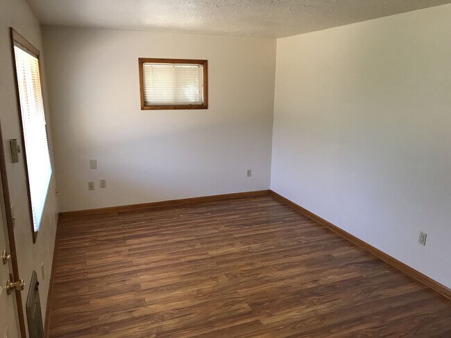 Photo - 086-Friendship Court Apartments