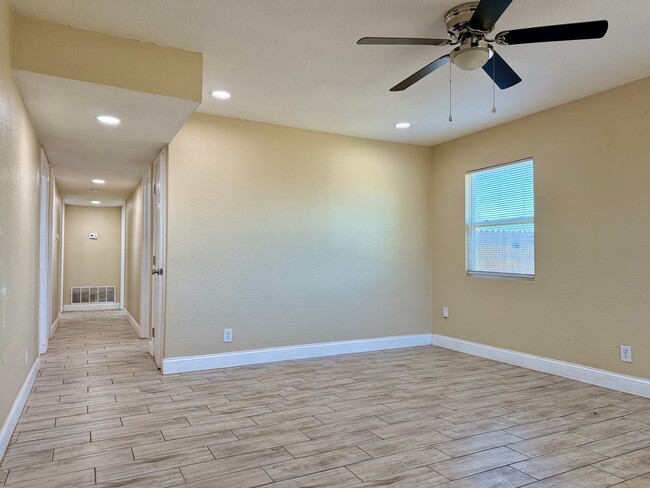Photo - 609 Howard Dr